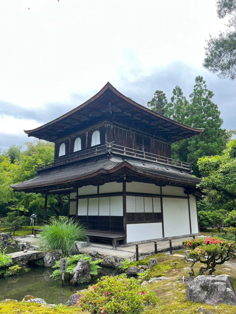 銀閣寺の苔庭と日本庭園の景色